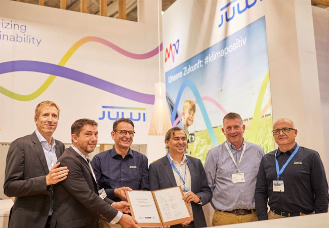 PB: Unterzeichneten auf der Branchenmesse Hamburg WindEnergy die Verträge (v.l.n.r.): Dr. Jörn Parplies (wiwi), Michael Böhm (wiwi), Carsten Bovenschen (JUWI), Peter Dias (Octopus), Ian Dunn (Octopus), Christian Arnold (JUWI). / ©: Mark Mühlhaus