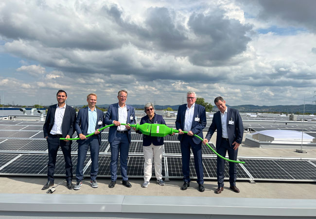 PB: v.r.n.l: Emil Issagholian (Gesamtvertriebsleiter Energiedienstleistungen bei RheinEnergie AG), Holger Mennigmann (Prokurist, RheinEnergie), Joachim Goldbeck (Präsident der GOLDBECK SOLAR Gruppe). Susana dos Santos-Hermann (Aufsichtsratsvorsitzende HGK AG), Achim Südmeier (Vorstand Vertrieb RheinEnergie AG), Tobias Tacke (PC Leiter Solar Roofs bei GOLDBECK SOLAR) Copyright GOLDBECK SOLAR
