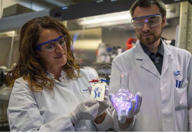 PB: Mit den reaktivierten Anoden- und Kathodenmaterialien hat das RecycleMat-Team des ZSW Pouchzellen gebaut und eine LED-Lichterkette betrieben. Foto: ZSW/M. Duckek