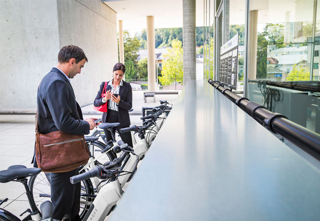 PB: Corporate E-Bikes an einer Ladestation (c) Makrohaus