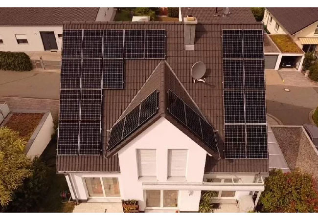PB: montierte Photovoltaikanlage auf einem Einfamilienhaus © iKratos Copyright iKratos Solar und Energietechnik GmbH