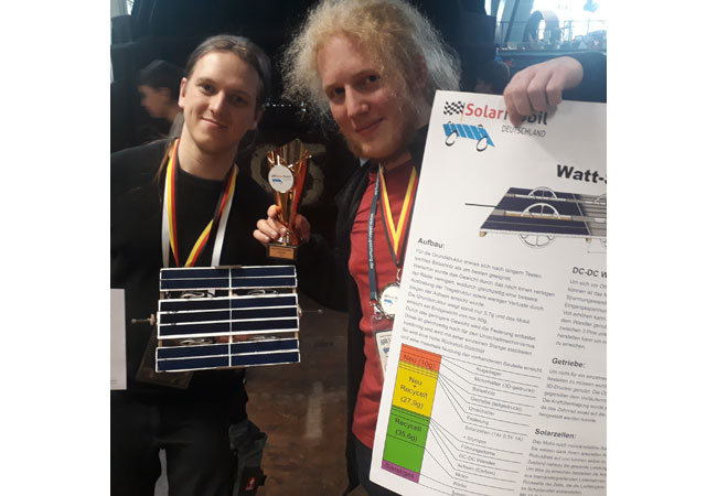 PB: Dritter Platz für das Team Watt Sun, Anton Wellnitz und Jasper von Spreckelsen aus Flensburg / ©: SolarMobil Deutschland g.V. / (Kiwitt)