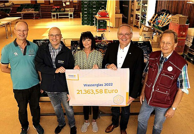 PB: Scheckübergabe bei der Tafel in der Klarenthaler Straße (v. l.): Jürgen Schmidt (Schatzmeister Tafel Wiesbaden), Robert Hammann (Leiter ESWE-Wasserstand), Ruth Friedrich-Wurzel (Erste Vorsitzende Tafel Wiesbaden), Ralf Schodlok (Vorstandsvorsitzender ESWE Versorgungs AG) und Manfred Hoffmann (Tafel Wiesbaden).