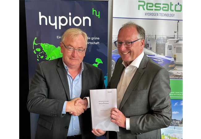 PB: v.l.: Harro Possel, Geschäftsführer Hypion GmbH, Robert T.P. Castien, CEO Resato International B.V / ©: Hypion GmbH