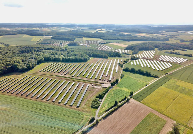 PB: 10 MW Solarenergie aus dem Solarpark Maßbach nutzt HÄRTHA Group über 15 Jahre hinweg zum Härten von Stahl. (Bildquelle EnBW/SPM)