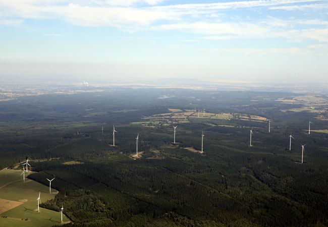 PB: Erhält Zuwachs: Der Windpark Simmerath-Lammersdorf wird um zwei weitere Anlagen erweitert. / ©: STAWAG/S&P Helicopterservice
