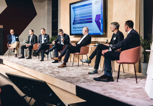 Podiumsdiskussion auf der Veranstaltung mit Branchenvertretern