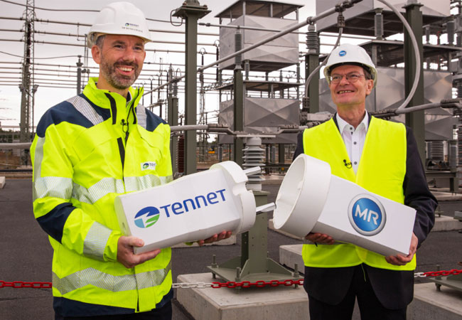 PB: Am Donnerstag, den 6. Oktober 2022 nahmen Tim Meyerjürgens, Geschäftsführer von TenneT Deutschland, und Wilfried Breuer, Geschäftsführer der Maschinenfabrik Reinhausen, die neue MSCDN Anlage symbolisch in Betrieb.