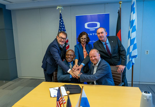 PB: Unterzeichnung für eine Bestellung von 500 FCEV Class 8 Trucks (Michael Perschke – CEO QUANTRON, Michael Watts – Strategic Partnerships TMP Logistics Group, Dr. Sunita Satyapal – US Department of Energy Hydrogen Program Coordinator, Aiwanger – stellvertretendes Ministerpräsident*in von Bayern und bayerischer Wirtschaftsminister*in, und Andreas Haller – Gründer und Vorstandsvorsitzender QUANTRON)
