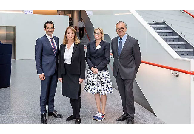 PB: Imperial-Präsidentin Prof. Alice Gast (2.v.l.) empfängt eine TUM-Delegation mit TUM-Präsident Thomas Hofmann (l.), Vizepräsidentin Prof. Juliane Winkelmann und Prof. Gerhard Müller in London. Bild: Dan Weill / Imperial