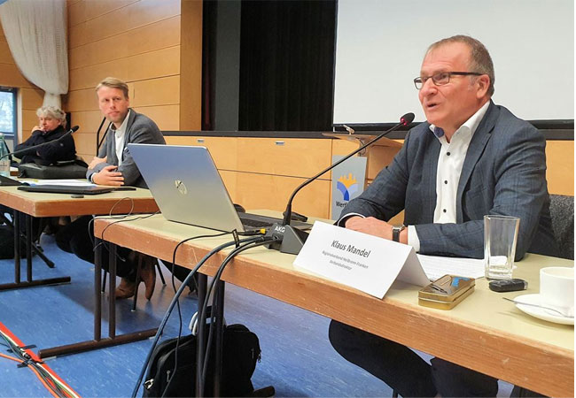PB: Klaus Mandel, Direktor des Regionalverbands Heilbronn-Franken, erläuterte bei der Fachtagung Windkraft die Folgen der neuen Gesetzgebung. Foto: Stadt Wertheim