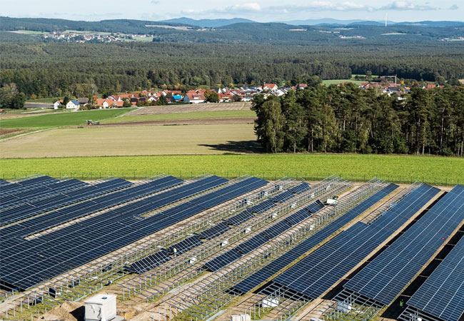 PB: Der neue OSTWIND-Solarpark Altenschwand im Oberpfälzer Landkreis Schwandorf ist fertig und liefert ab sofort CO2-freien Öko-Strom für rund 3.800 Haushalte. / ©: FLYKMONT, Regensburg & Berlin