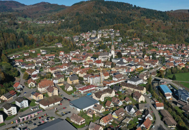 PB: Die zahlreichen PV-Dachanlagen von Schönau sieht man besten von oben (Foto: Stadt Schönau im Schwarzwald).