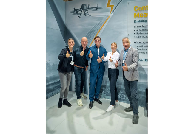 PB: Auf der WindEnergy Hamburg 2022 wurde der unterzeichnete Vertrag von der AUCTORITEC GmbH an TOPseven übergeben (v.l. Jennifer von der Geest, Knud Rissel, Torsten Levensen, Katja Weißbach, Joachim Fröhlich) / © TOP seven GmbH & Co. KG