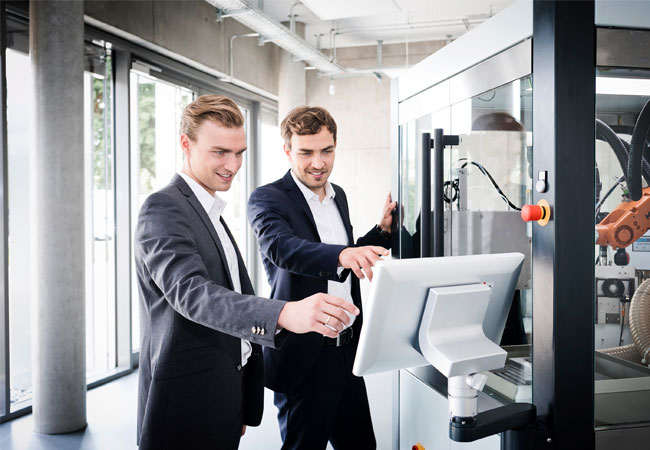 PB: Lukas Buske und Magnus Buske (v.l) wollen, gemeinsam mit ihrem Vater, das Familienunternehmen Plasmatreat GmbH leiten und Produktionen bei Kunden im Hinblick auf die Oberflächenvorbehandlung umweltfreundlicher gestalten. (Copyright: Plasmatreat)
