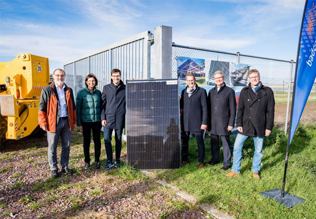 PB: 1. Solar-Radwegüberdachung entsteht in Freiburg / Fotograf ©: Jonas Conklin / badenova