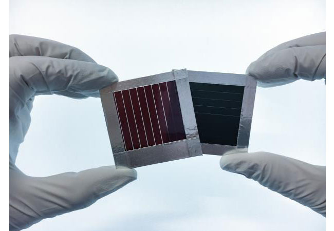 PB: Tandemsolarmodul aus teiltransparentem Perowskit (links) und CIGS (rechts). Foto: ZSW