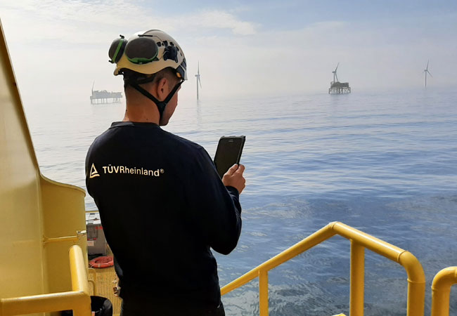 PB: Offshore-Wind: ein Prüfer von TÜV Rheinland auf einer Windenergieanlage / ©: TÜV Rheinland