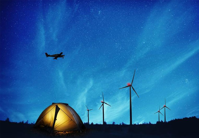 PB: Effizient beleuchtete Windkraftanalgen bei Nacht / ©: Lanthan Safe Sky
