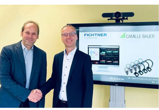 PB: Die beiden Geschäftsführer beschliessen ihre Kooperation (v. l. Andreas Höfler, CEO der Fichtner IT Consulting GmbH und Sascha Engel, CEO der Camille Bauer Metrawatt AG