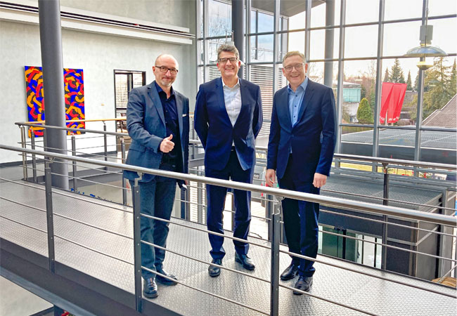 PB: (von links nach rechts): Thomas Engelmann, Michael Ebner, (beide KGAL) und Christian Müller (EIT InnoEnergy) / ©: KGAL GmbH & Co. KG