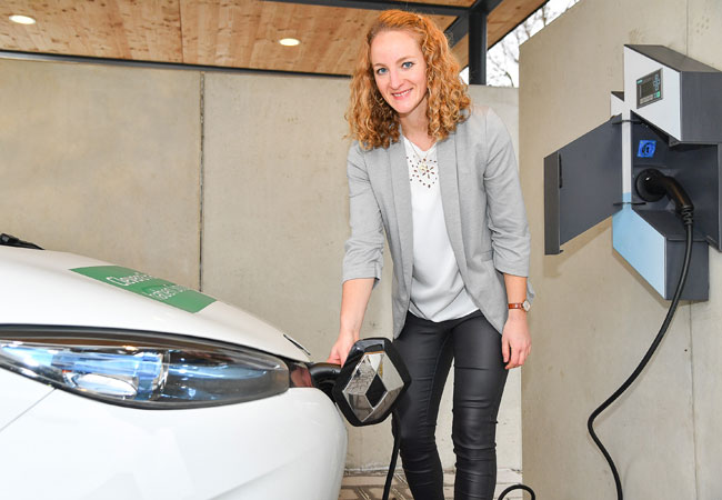 PB: Das Elektroauto genau dann laden, wenn im lokalen Stromnetz ausreichend Energie produziert wird: das ist mit dem FLAIR²-Modul automatisiert möglich, wie Sonja Baumgartner vom Netzbetreiber LEW Verteilnetz zeigt (Foto: LEW/Thorsten Franzisi)