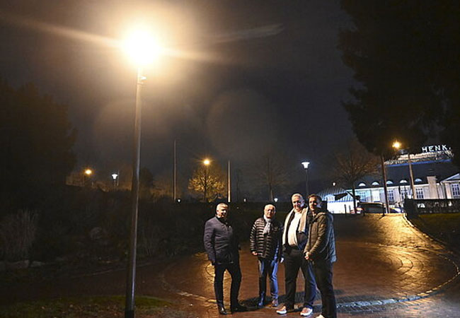 PB: Testen das neue System vor Ort (v. l.): OB Gert-Uwe Mende, Biebrichs Ortsvorsteher Horst Klee, ESWE-Vorstandsmitglied Jörg Höhler und ESWE-Abteilungsleiter Straßenbeleuchtung Patrick Wolf. / © Foto: Paul Müller
