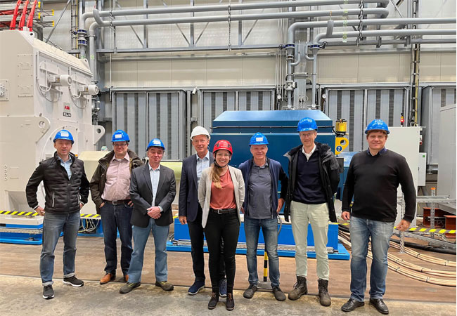 PB: Von links nach rechts: Mathias Malischewski, Project Manager Concept Development Nordex, Prof. Dr. Jan Wenske, Deputy Director IWES, Michael Franke VP Global Engineering Nordex, Prof. Dr. Andreas Reuter, Managing Director IWES, Gesa Quisdorf, Group manager Electrical Integration, Jörg Schwarte, Deputy Director Concept and Product Development Nordex, Dr. Christian Wessels, Director Electrical Engineering Nordex, Torben Jersch, Head of Electrical Testing IWES