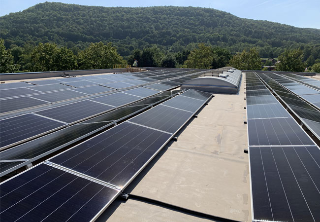 PB: Montierte Photovoltaikanlage auf einer Schreinerei in Ebermannstadt / ©: iKratos Solar und Energietechnik GmbH