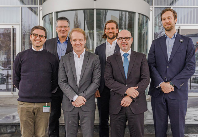 PB: Partnerschaft von Schaeffler und Lhyfe zum Bezug von grünem Wasserstoff vereinbart (v.l.): Pascal Louvet, Country Sales Manager Germany für die Lhyfe GmbH, Stephan Ziegler, Leiter Werksplanung und Instandhaltung von Schaeffler, Andreas Schick, Vorstand Produktion, Supply Chain Management und Einkauf der Schaeffler AG, Dr. Kolja Andreas, Leiter Technische Produktionsprozesse im Werk Herzogenaurach, Dr. Stefan Gossens, Vice President Hydrogen Strategy bei Schaeffler, und Alexander Kageneck, Project Development Manager Green Hydrogen bei Lhyfe. / ©: Schaeffler (Thomas Welker)