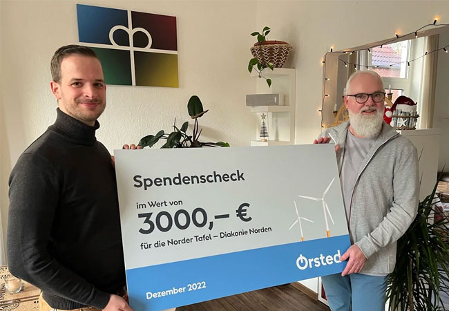 PB: Thijs Schless, Leiter der Betriebsführung bei Ørsted, übergibt den Spendenscheck an die Tafel in Norden