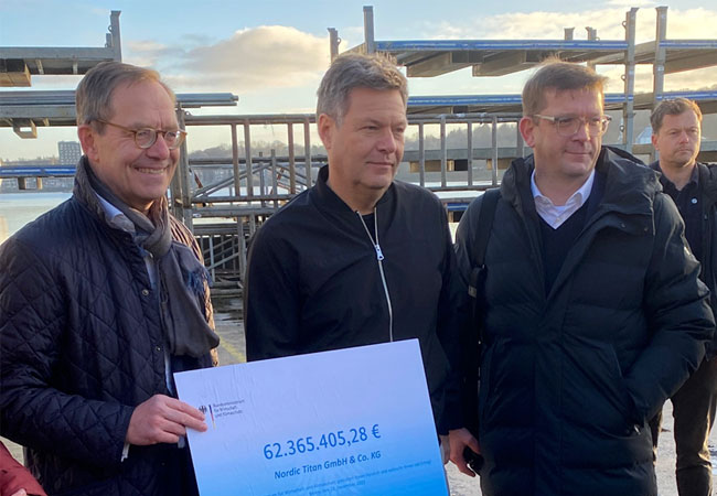 PB: Richard Grube (Nordic Hamburg Gruppe), Bundeswirtschaftsminister Robert Habeck und Christian Hoepfner (Wessels Marine)