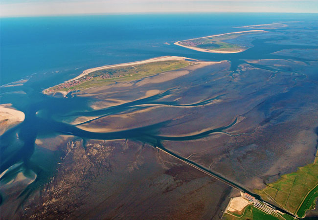 PB: Gasplattform vor Borkum /© aufwind-luftbilder