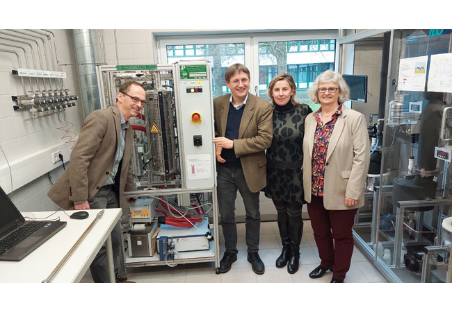 PB: v. l. Diese Wissenschaftler betreiben das Testlabor: Prof. Dr. Hinrich Uellendahl, Prof. Dr. Thies Langmaack, Prof. Dr. Wiktoria Vith und Laboringenieurin Martina Carstensen von der Hochschule Flensburg / Foto: Torsten Haase , Hochschule Flensburg