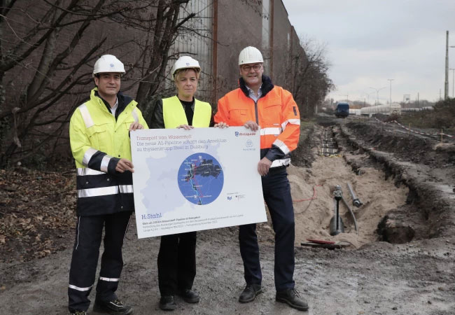 PB: Gilles Le Van, Vice President Larges Industries und Energy Transition für Air Liquide Central Europe, NRW-Wirtschaftsminister*in Mona Neubaur und Bernhard Osburg, CEO von thyssenkrupp Steel, weihen die erste Wasserstoffpipeline zur Versorgung des Duisburger Werkes ein