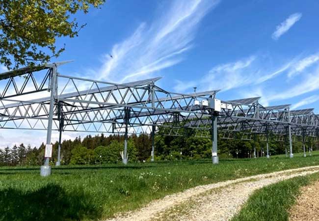 PB: Hoch aufgeständerte Agri-PV Anlagen brauchen dringend eine Aussicht auf angemessene Förderung. Foto: Universität Hohenheim / Schweiger