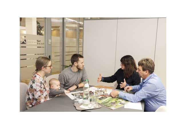 PB: Eine Jungfamilie nutzte die Möglichkeit zur Beratung am EnergieSparTag in der Raiffeisenbank Region Schallaburg. / Fotograf: Roland Rudolph