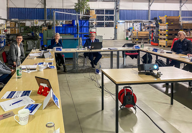 PB: Herr Kübler lädt zum Experten-Dialog in der Produktionsschmiede in Dresden ein. Mit dabei ist die Geschäftsführerin der IHK Dresden Manuela Gogsch (ganz links im Bild) und Bernhard Herrmann, Mitglied des deutschen Bundestages. Gemeinsam haben Sie eine Mission: Die Energiewende mitgestalten (Quelle: KÜBLER GmbH Energiesparende Hallenheizungen)