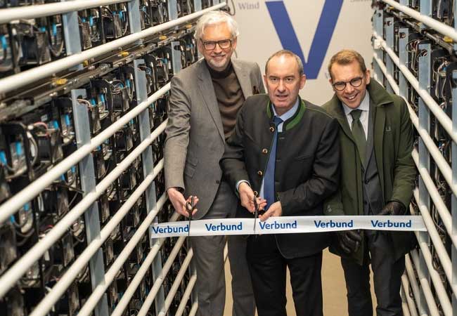 PB: Inbetriebnahme der derzeit größten Batteriespeicher Bayerns durch Staatsminister Hubert Aiwanger (Mitte), VERBUND-Vorstandsvorsitzendem Michael Strugl (li.) und Å-Energi-CEO Steffen Syvertsen (re.) Bildrechte:VERBUNDFotograf:A. Rieck