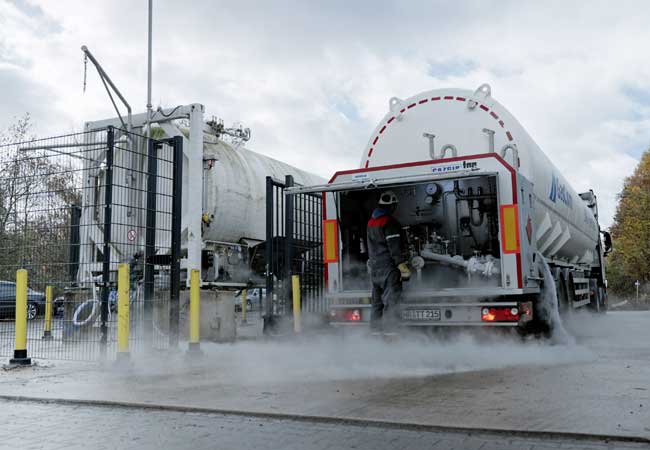 PB: LNG wird 160 Grad kalt per Tankwagen angeliefert. / Bildrechte: ZDF, Fotograf: Oliver Hans Wolf