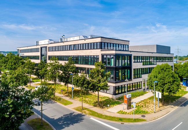PB: Der Neubau der Schleupen SE am Standort Moers erfüllt bereits den strengen KfW-55-Standard / ©: Schleupen SE EWW