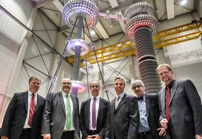 PB: Teslaanlage: Joachim Berns (Fakultät für Elektrotechnik und Informationstechnik), Prof. Christian Rehtanz (Dekan der Fakultät für Elektrotechnik und Informationstechnik), Michael Theben (Abteilungsleiter Klimaschutz des Wirtschaftsministeriums NRW), Prof. Frank Jenau (HGÜ-Projektleiter), Prof Metin Tolan (Prorektor Finanzen) und Stadtrat Ludger Wilde bei der Eröffnung des HGÜ-Forschungszentrums.