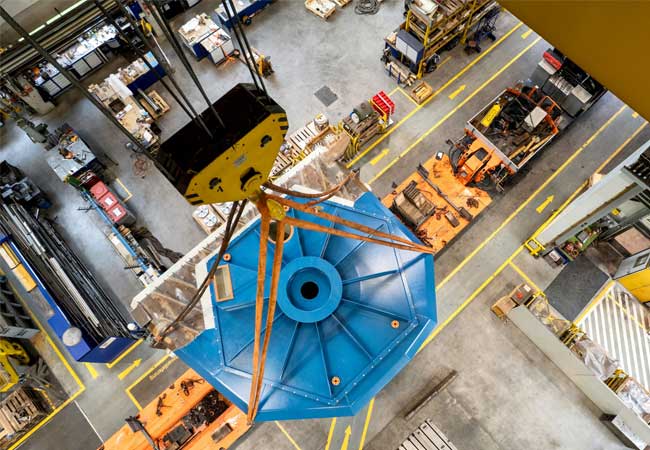 PB: Verladung des 54 Tonnen Turbinengehäuses im Voith Hydro Werk in St. Pölten
