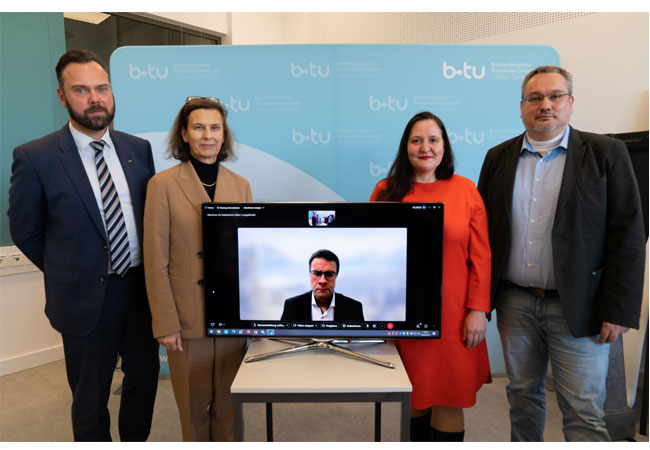PB: Gruppenfoto der Vertreter*innen der Partnereinrichtungen und Teilnehmenden am Pressegespräch - nicht auf dem Bild Parlamentarischer Staatssekretär im Bundesministerium für Bildung und Forschung Mario Brandenburg: (v.l.n.r.) Projektleiter SpreeTec neXt an der BTU Cottbus-Senftenberg Prof. Holger Seidlitz, BTU-Präsidentin Prof. Gesine Grande, Institutsleiter Fraunhofer-Institut für Werkstoff- und Strahltechnik IWS Prof. Christoph Leyens, Wissenschaftsministerin des Landes Brandenburg Dr. Manja Schüle, Leiter Forschung und Entwicklung Forster System-Montage-Technik GmbH Martin Plettig