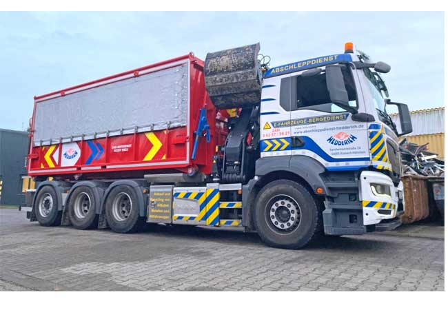 PB: Der Abrollbehälter-Hochvolt aufgesattelt auf einem Bergungstruck / ©: HEDDERICH