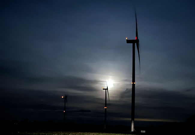 Windpark bei Vollmond / Foto: HB