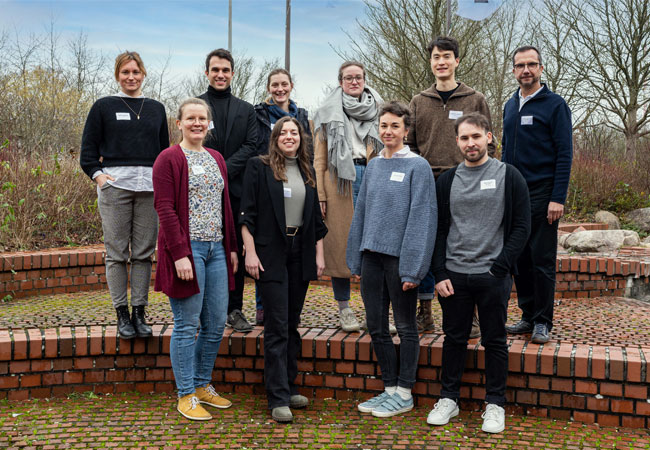 PB: v.l.n.r. Sandra Laffrenzen (EKSH), Ilka Cußmann, Mike Königs, Samanta Weber, Clara Najéra-Alesón González, Marie-Sophie Eismann, Franziska Dettner, Daniel Akira Stiebeling, Marco Genuardi, Prof. Dr.-Ing. Frank Osterwald (Geschäftsführer, EKSH) / Foto: Henrik Matzen/EKSH