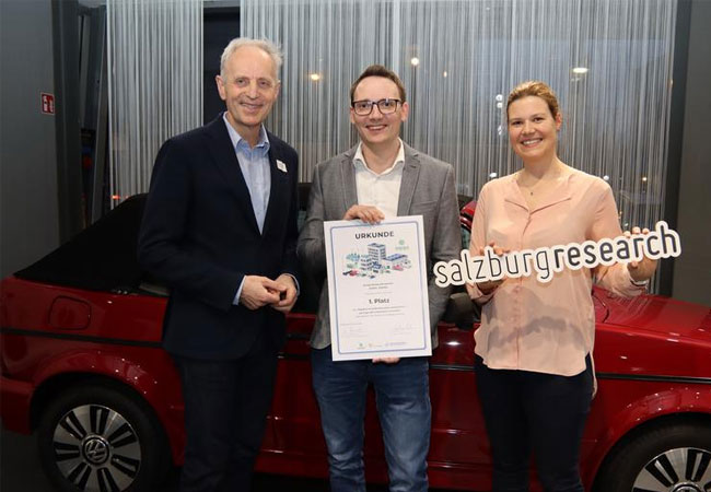 PB: Der Gewinner des Open Innovation Wettbewerbs zum Thema Smartes Laden von E-Fahrzeugen (v.l.n.r.): Siegfried Reich (Salzburg Research), Andreas Schröfegger (Gewinner), Diana Wieden-Bischof / ©: Salzburg Research