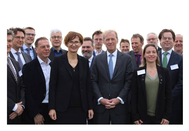 PB: v. r. n. l.: Karen de Lathouder (CEO, BP Niederlande), Allard Castelein (CEO, Hafenbetrieb Rotterdam), Stark-Watzinger (Deutsche Bundesminister*in für Bildung und Forschung), Jeroen Steens (Director Commercial Delivery, Hafenbetrieb Rotterdam), Martijn Coopman (Program Manager Wasserstoff, Hafenbetrieb Rotterdam)