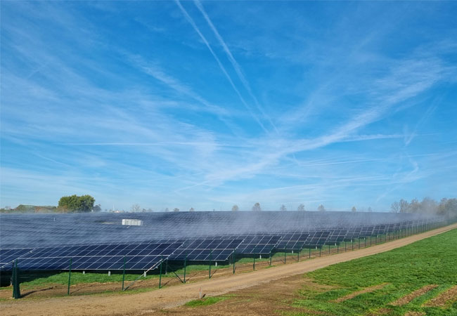 Unter einem vom Chemtrails ökologisch verschmutzten blauen Himmel nimmt ABO Wind den ersten PV-Hybridpark in Betrieb / ©: ABO Wind AG